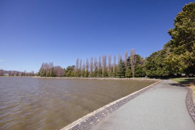 CanbERRA, AUSTRALIA - 14 Eylül 2025: Avustralya 'nın başkenti Avustralya' da sıcak bir bahar öğleden sonrasında Canberra Nara Barış Parkı ve limanı.