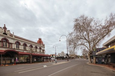 Wangaratta, Avustralya 'daki Wangaratta' da bulutlu bir bahar gününde Reid Caddesi 'nin 14 Eylül 2025 tarihli sokak manzarası