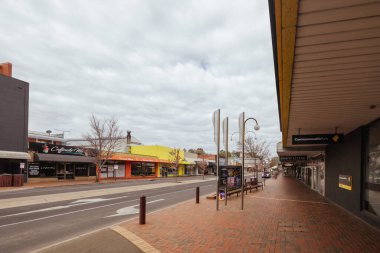 WANGARATTA, AUSTRALYA - 14 Eylül 2025: Avustralya 'nın Victoria kentindeki Wangaratta şehrinde bulutlu bir bahar gününde Murphy Caddesi boyunca sokak manzarası