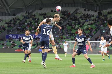 MELBOURNE, AUSTRALIA - 18 Ekim 2025: Auckland FC 'den Sam Cosgrove ve ve Melbourne Victory' den Joshua Inserra 18 Ekim 2025 'de AAMI Park' ta Melbourne Victory ile Auckland FC arasında oynanan A-League Mens maçında top için yarışıyorlar.