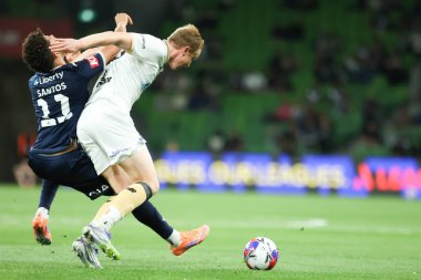 MELBOURNE, AUSTRALIA - 18 Ekim 2025: Auckland FC 'den Francis De Vries ve Melbourne Victory' den Clerismario Santos Rodrigues, A-League Mens 'de Melbourne Victory ile Auckland FC arasında oynanan maçta mücadele ediyorlar.
