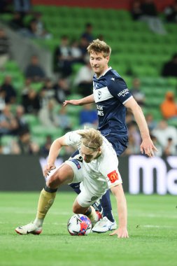 MELBOURNE, AUSTRALIA - 18 Ekim 2025: Auckland FC 'den Sam Cosgrove ve ve Melbourne Victory' den Lachlan Jackson 18 Ekim 2025 'de AAMI Park' ta Melbourne Victory ile Auckland FC arasında oynanan A-League Mens karşılaşmasında top için yarışıyorlar.