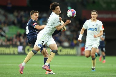MELBOURNE, AUSTRALIA - 18 Ekim 2025: Auckland FC 'den Hiroki Sakai ve Melbourne Victory' den Denis Genreau 18 Ekim 2025 'de AAMI Park' ta Melbourne Victory ile Auckland FC arasında oynanan A-League Mens maçında top için yarışıyorlar.