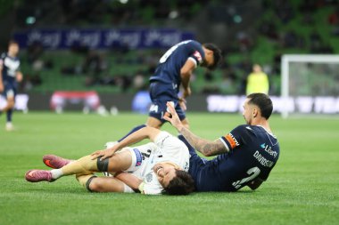 MELBOURNE, AUSTRALIA - 18 Ekim 2025: Auckland FC 'den Hiroki Sakai ve Melbourne Victory' den Jason Davidson 18 Ekim 2025 'de AAMI Park' ta Melbourne Victory ile Auckland FC arasında oynanan A-League Mens karşılaşmasında top için yarışıyorlar.