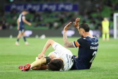MELBOURNE, AUSTRALIA - 18 Ekim 2025: Auckland FC 'den Hiroki Sakai ve Melbourne Victory' den Jason Davidson 18 Ekim 2025 'de AAMI Park' ta Melbourne Victory ile Auckland FC arasında oynanan A-League Mens karşılaşmasında top için yarışıyorlar.