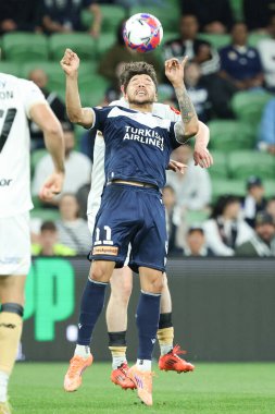 MELBOURNE, AUSTRALIA - 18 Ekim 2025: Melbourne Victory 'den Clerismario Santos Rodrigues, Melbourne Victory ile Auckland FC arasında 18 Ekim 2025' de Melbourne, Avustralya 'da oynanan A-League Mens maçında top için mücadele etmektedir.