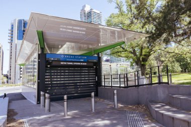 MELBOURNE, AUSTRALYA - 18 Ekim 2025 Metro Tüneli Projesi kapsamında ANZAC İstasyonu. St Kilda Bulvarı, Güney Melbourne, Victoria, Avustralya