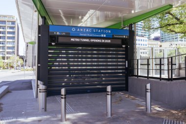 MELBOURNE, AUSTRALYA - 18 Ekim 2025 Metro Tüneli Projesi kapsamında ANZAC İstasyonu. St Kilda Bulvarı, Güney Melbourne, Victoria, Avustralya