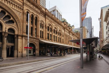 SYDNEY, AUSTRALYA - 07: 2025 Kraliçe Vic Binası ve QVB tramvay durağı George St in, Sydney, New South Wales, Avustralya