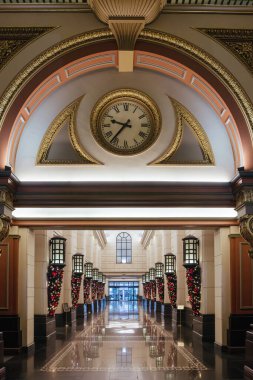 MELBOURNE, AUSTRALYA - 2 Aralık 2025: Melbournes ikonik 333 Collins Caddesi Noel için Melbourne CBD 'de dekore edildi