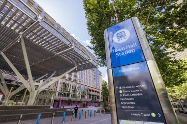 MELBOURNE, AUSTRALYA - 2 ARALIK 2025: Metro Tüneli projesinin bir parçası olarak Belediye Binası 'nın yeraltı tren istasyonu açıldı. Melbourne, CBD, Victoria, Avustralya 'da bulunmaktadır.