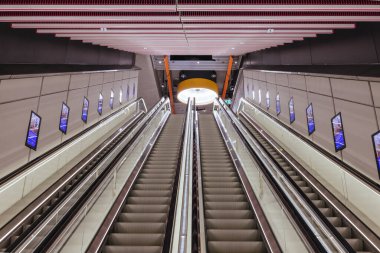 MELBOURNE, AUSTRALIA - 2 Aralık 2025 Metro Tüneli projesinin bir parçası olarak Belediye Binası 'nın yeraltı tren istasyonu ve yürüyen merdivenleri açıldı. Melbourne, CBD, Victoria, Avustralya 'da bulunmaktadır.