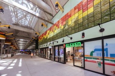 MELBOURNE, AUSTRALIA - 3 Aralık 2025 Metro Tüneli projesi kapsamında Parkville metro istasyonu ve 7-Eleven mağazası açıldı. Melbourne, CBD, Victoria, Avustralya 'da bulunmaktadır.