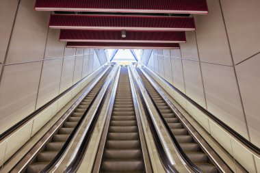 MELBOURNE, AUSTRALIA - 3 Aralık 2025 Metro Tüneli projesi kapsamında Parkville metro istasyonu ve yürüyen merdivenleri yeni açıldı. Melbourne, CBD, Victoria, Avustralya 'da bulunmaktadır.