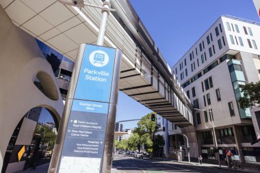 MELBOURNE, AUSTRALIA - 3 Aralık 2025: Metro Tüneli projesinin bir parçası olarak hastane bölgesine hizmet veren Royal Parade 'de yeni açılan Parkville metro istasyonu. Melbourne, CBD, Victoria, Avustralya 'da bulunmaktadır.