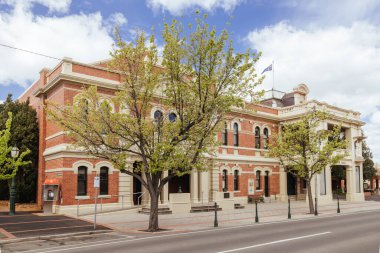 DONALD, AUSTRALIA - SEPTEMBER 28 2025: Avustralya 'nın Victoria kentindeki St. Arnaud şehrinde Sunraysia Hwy boyunca St Arnaud Town Hall' un tarihi mimarisi
