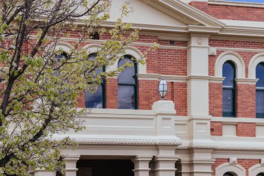 DONALD, AUSTRALIA - SEPTEMBER 28 2025: Avustralya 'nın Victoria kentindeki St. Arnaud şehrinde Sunraysia Hwy boyunca St Arnaud Town Hall' un tarihi mimarisi