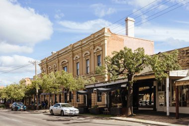 DONALD, AUSTRALIA - 28 Eylül 2025: Avustralya 'nın Victoria kentindeki eski altın madenciliği kasabası Dunolly' de Broadway boyunca tarihi Viktorya dönemi mimarisi