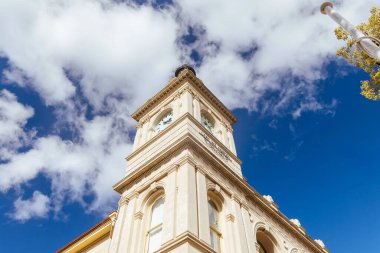 DONALD, AUSTRALIA - 28 Eylül 2025: Victoria, Avustralya 'daki eski altın madenciliği kasabası Dunolly' de tarihi Dunolly Postanesi ve Viktorya dönemi mimarisi