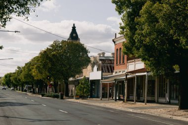DONALD, AUSTRALIA - 28 Eylül 2025: Avustralya 'nın Victoria kentindeki eski altın madenciliği kasabası Dunolly' de Broadway boyunca tarihi Viktorya dönemi mimarisi