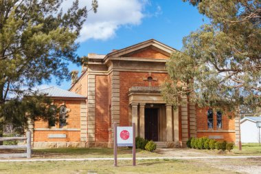 DONALD, AUSTRALIA - 28 Eylül 2025: Dunolly Adliyesi ve Victoria, Avustralya 'daki eski altın madenciliği kasabası Dunolly' deki tarihi Viktorya dönemi mimarisi