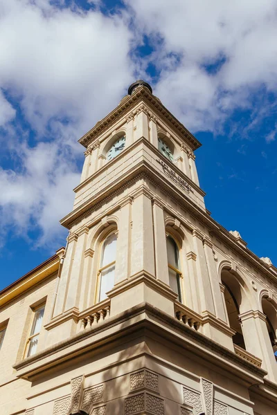 DONALD, AUSTRALIA - 28 Eylül 2025: Victoria, Avustralya 'daki eski altın madenciliği kasabası Dunolly' de tarihi Dunolly Postanesi ve Viktorya dönemi mimarisi