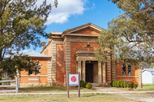 DONALD, AUSTRALIA - 28 Eylül 2025: Dunolly Adliyesi ve Victoria, Avustralya 'daki eski altın madenciliği kasabası Dunolly' deki tarihi Viktorya dönemi mimarisi