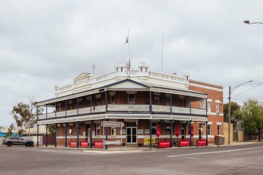 BIRCHIP, AUSTRALIA - 27 Eylül 2025: Birchip Hotel 'in Victoria, Avustralya' daki Birchip kasabasındaki tarihi mimarisi