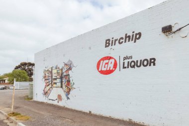 BIRCHIP, AUSTRALIA - 27 Eylül 2025: Victoria, Avustralya 'daki Birchip kasabasındaki tarihi Viktorya dönemi mimarisinde duvar resmi