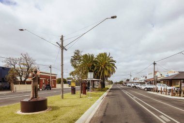 BIRCHIP, AUSTRALIA - 27 Eylül 2025: Victoria, Avustralya 'daki Birchip kasabasında Cumming Bulvarı boyunca tarihi mimari