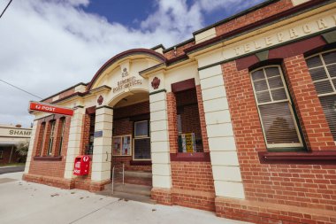 BIRCHIP, AUSTRALIA - 27 Eylül 2025: Birchip Postanesinin Victoria, Avustralya 'daki Birchip kasabasındaki duvar resimli tarihi mimarisi