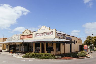 BIRCHIP, AUSTRALIA - 27 Eylül 2025: Victoria, Avustralya 'daki Minyip kasabasındaki Viktorya Dönemi Kalite Kasapları' nın Tarihi Mimarisi