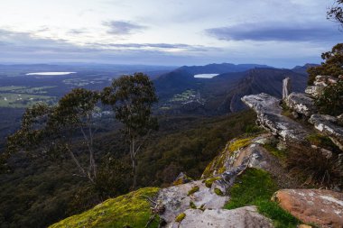 Boroka 'dan gelen serin bir bahar gündoğumu manzarası Grampians, Victoria, Avustralya' daki Halls Gap ve Bellfield Gölü 'ne doğru.