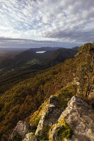 Boroka 'dan gelen serin bir bahar gündoğumu manzarası Grampians, Victoria, Avustralya' daki Halls Gap ve Bellfield Gölü 'ne doğru.