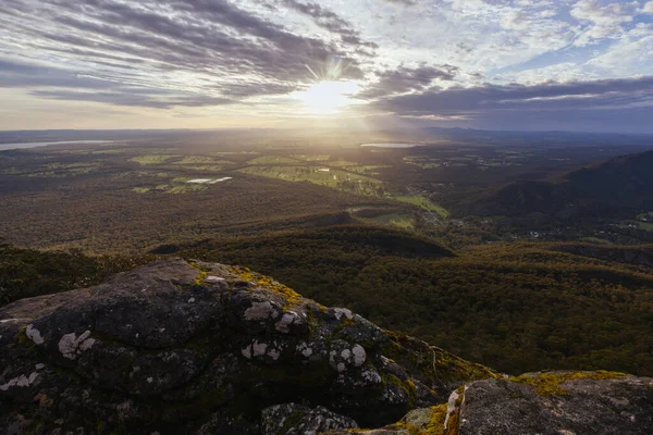 Boroka 'dan gelen serin bir bahar gündoğumu manzarası Grampians, Victoria, Avustralya' daki Halls Gap ve Bellfield Gölü 'ne doğru.