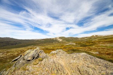 Kosciuszko Ulusal Parkı, Yeni Güney Galler, Avustralya 'daki Charlotte Pass yakınlarında sıcak bir yaz gününde, ana sıradağ boyunca ikonik Mavi Göl yürüyüş pisti.