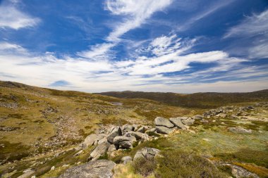 Kosciuszko Ulusal Parkı, Yeni Güney Galler, Avustralya 'daki Charlotte Pass yakınlarında sıcak bir yaz gününde, ana sıradağ boyunca ikonik Mavi Göl yürüyüş pisti.