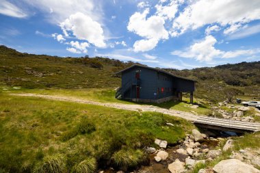 CHARLOTTE PASS, AUSTRALIA - 30 Aralık 2025: Charlotte Pass kayak merkezi yazın Yeni Güney Galler, Avustralya 'da