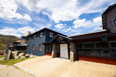 CHARLOTTE PASS, AUSTRALIA - 30 Aralık 2025: Charlotte Pass kayak merkezi ve Kosciuszko Chalet Oteli yazın Yeni Güney Galler, Avustralya