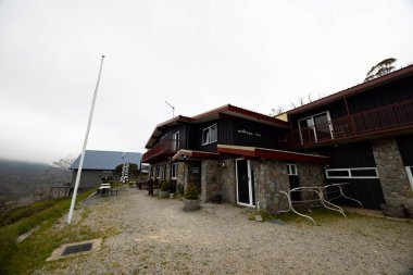 GUtheGA, AUSTRALYA - 1 Ocak 2026: Guthega kayak merkezi ve Guthega Inn yazın Yeni Güney Galler, Avustralya 'da