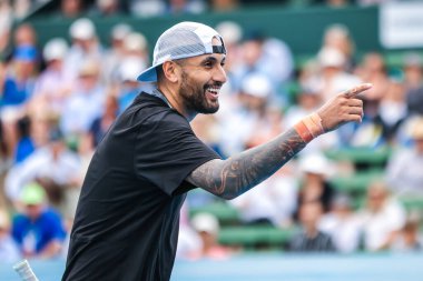 MELBOURNE, AUSTRALIA - 13 Ocak 2026: Avustralyalı Nick Kyrgios, 13 Ocak 2026 tarihinde Melbourne, Avustralya 'da Çinli Zhang Zhizhen' i çalarken hayranlarıyla etkileşime girer..