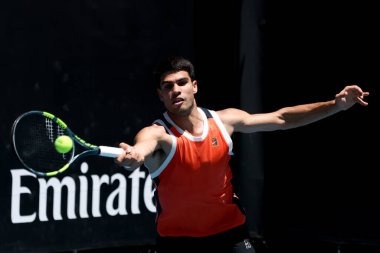 MELBOURNE, AUSTRALYA - 17 HAZİRAN: İspanya 'dan Carlos Alcaraz, 17 Ocak 2026' da Melbourne, Avustralya 'daki Melbourne Park' ta yapılacak 2026 Avustralya Açık tenis turnuvası öncesinde antrenman yapıyor..