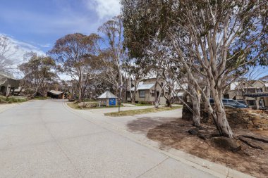 Akşam Yemeği Plain, AUSTRALYA - 10 Ocak 2026: Victoria, Avustralya 'da yaz boyunca Akşam Yemeği Köyü ve sokak manzarası