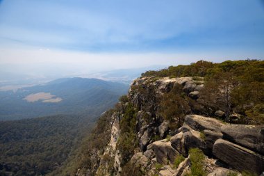 Victoria Alpleri, Avustralya 'da bir yaz öğleden sonrasında Buffalo Dağı' ndaki Echo Point manzarası.