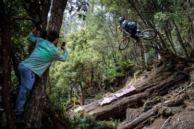 MAYDENA, AUSTRALIA - 7 Şubat 2026 tarihinde Maydena, Avustralya 'da Kızıl Boğa Hardline Tazmanya sırasında Fransız Edgar Briole tohumlama yarışında yarışır..