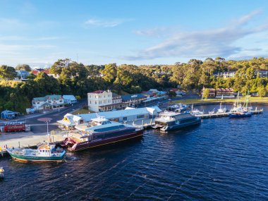 STRAHAN, AUSTRALYA - Şubat 09 2026: Tazmanya, Avustralya 'da sıcak bir yaz öğleden sonrasında Strahan şehir merkezinin genel mimarisi ve ana caddeleri