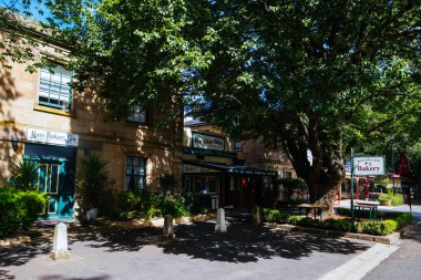 ROSS, AUSTRALIA - 6 Şubat 2025: Tazmanya, Avustralya 'da sıcak bir yaz gününde, kırsal Ross kasabasındaki kilise caddesi boyunca uzanan tarihi mimari ve fırın