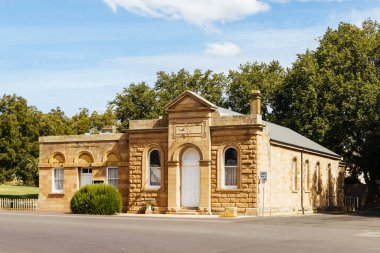 ROSS, AUSTRALIA - 6 Şubat 2025: Tazmanya, Avustralya 'da sıcak bir yaz gününde, kırsal kasaba Ross Kilisesi' ndeki tarihi belediye binası mimarisi