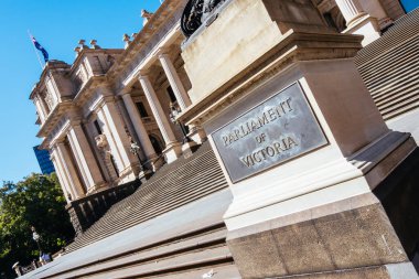Victoria Eyaleti Parlamento Binası Melbourne, Victoria, Avustralya 'da sıcak bir yaz gününde