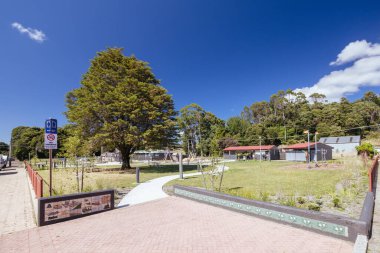 ZEEHAN, AUSTRALYA - 10 Şubat 2026: Tazmanya, Avustralya 'da sıcak bir yaz gününde, Zeehan kırsalındaki Main Caddesi boyunca uzanan Howards Park